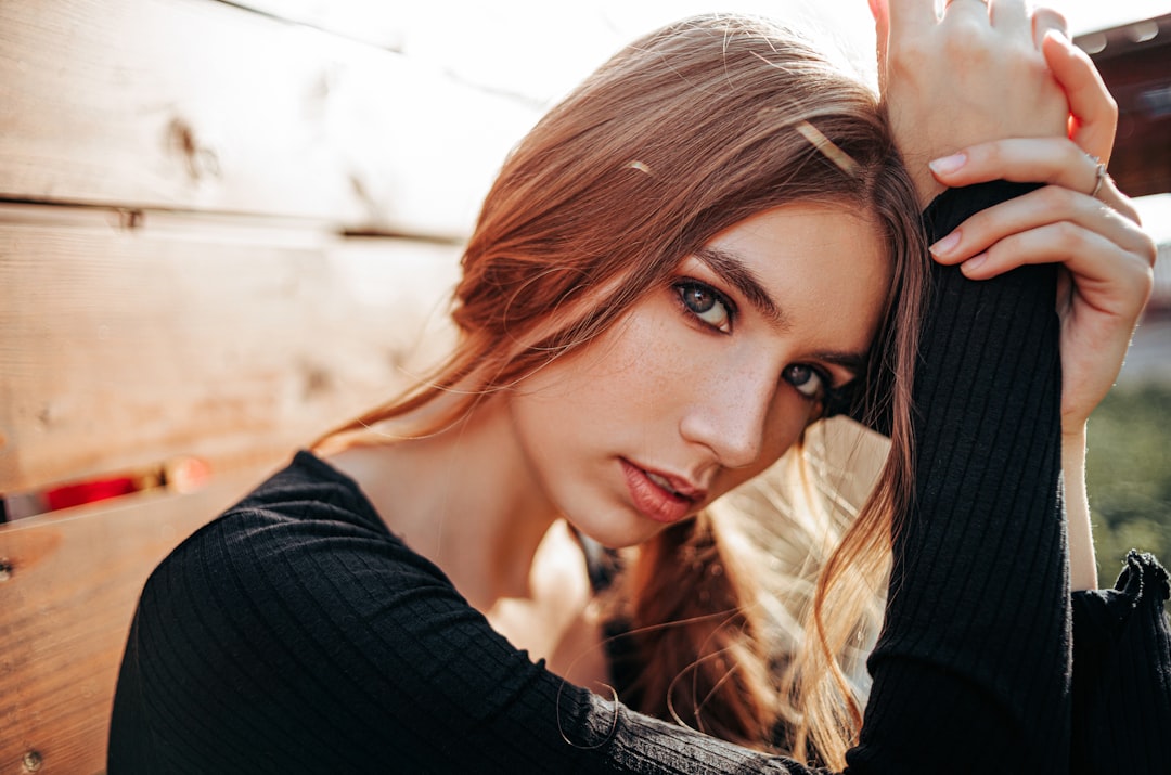 Czarna sukienka – idealna stylizacja z marynarką