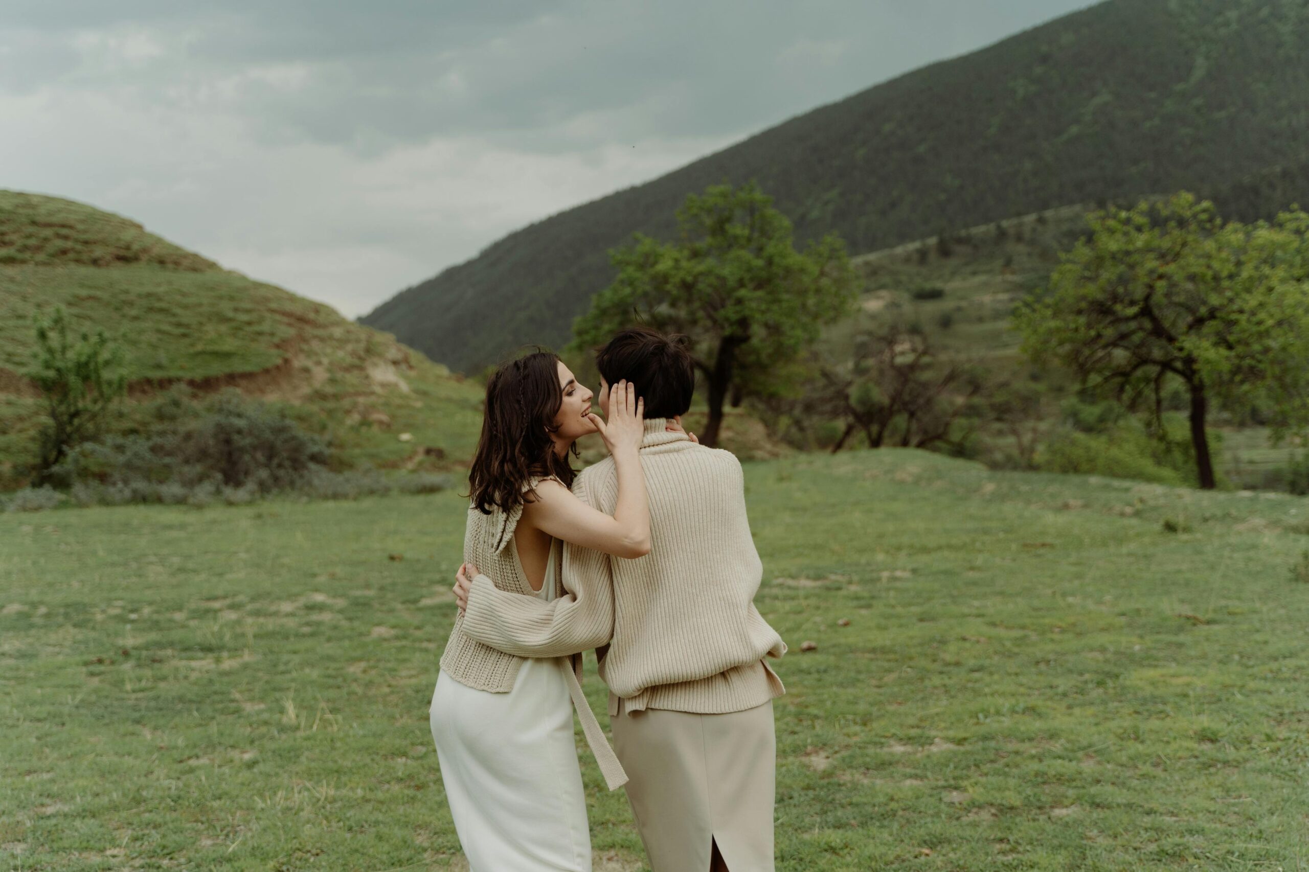 Z czym nosić letnią spódnicę maxi? Stylizacje na co dzień i na wakacje