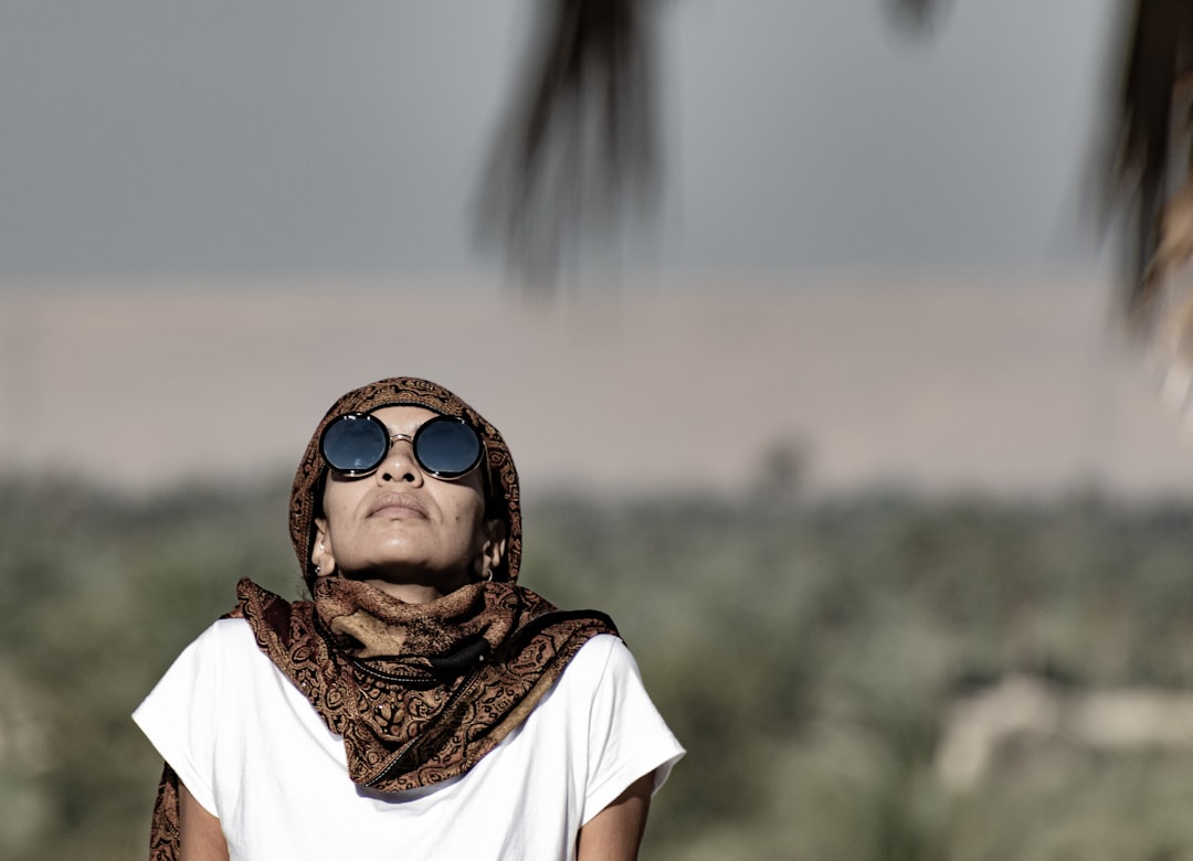 Jak zawiązać apaszkę na głowie: proste metody stylizacji