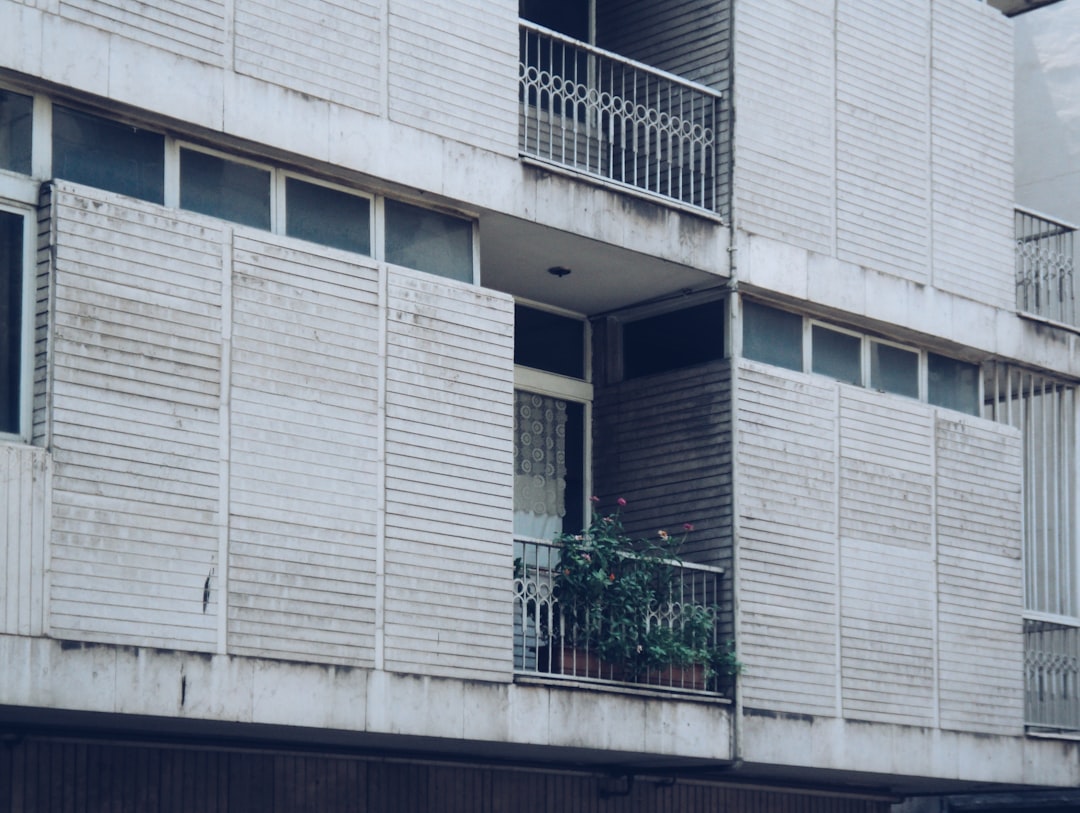 Jak osłonić balkon w bloku przed spojrzeniami sąsiadów?