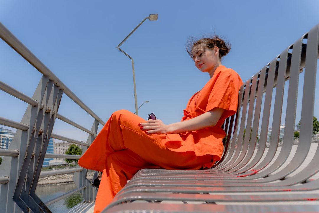 Stylizacja kombinezonów: 5 pomysłów na modny look