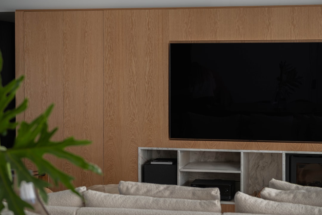 Jak stworzyć idealną ścianę telewizyjną w salonie