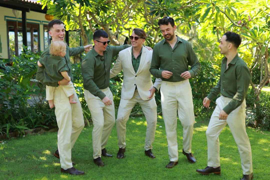 Na wesele w spodniach: jak wyglądać stylowo i wygodnie?