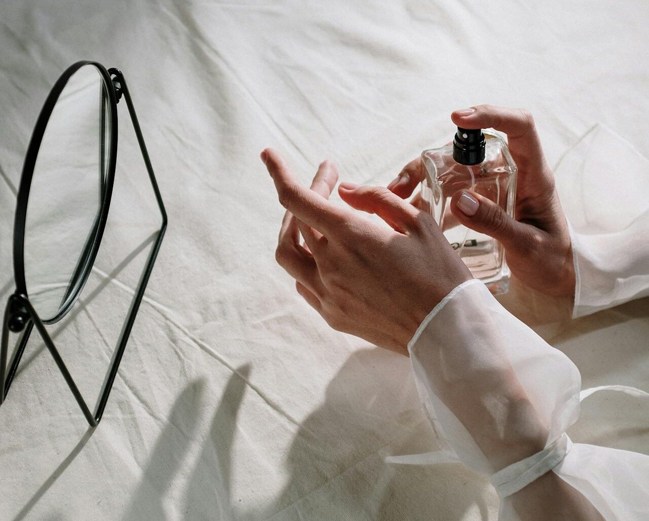 Drzewna elegancja w flakonie: najlepsze perfumy z nutami drzewnymi – przewodnik od Paryskich Perfum