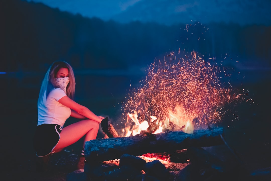 Jak się ubrać na ognisko: stylowe i wygodne ubrania