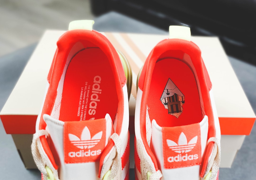 Pomarańczowe buty do czego? Odkryj ich wszechstronne zastosowanie