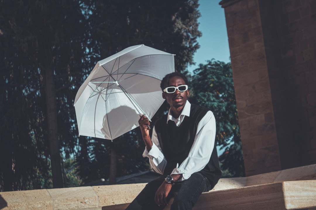 Nowy trend: jeansowa kamizelka do czego?