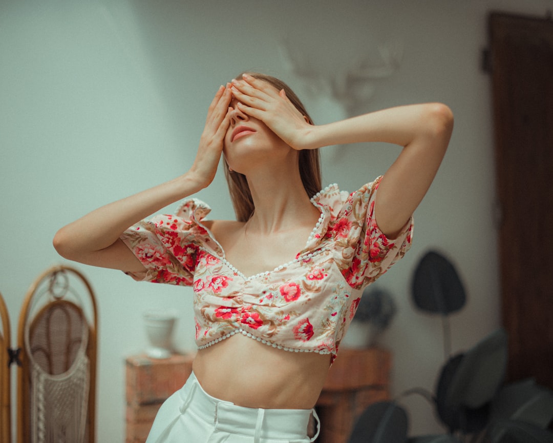Trendy w modzie damskiej: Jak być stylową w sezonie